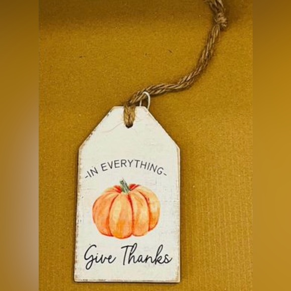 *In Everything Give Thanks Pumpkin Wood Tag - Picture 4 of 6